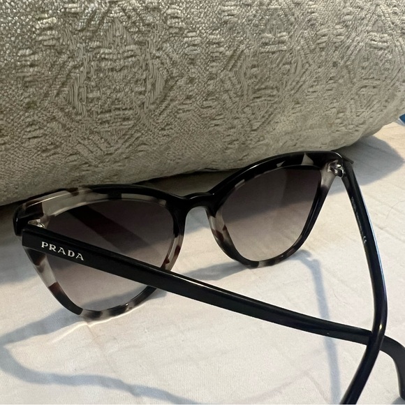 PRADA CATWALK SUNNIES - Picture 5 of 9